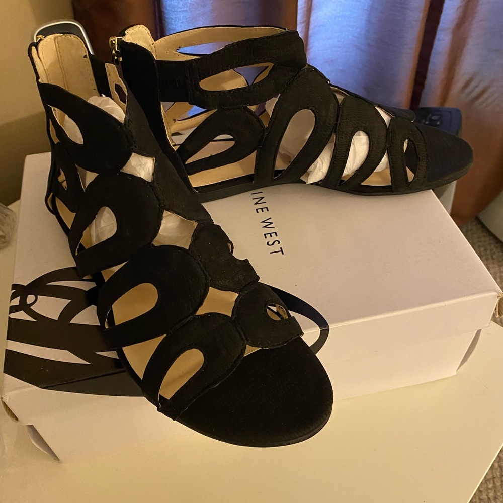 Women’s sandals. - Picture 1 of 4